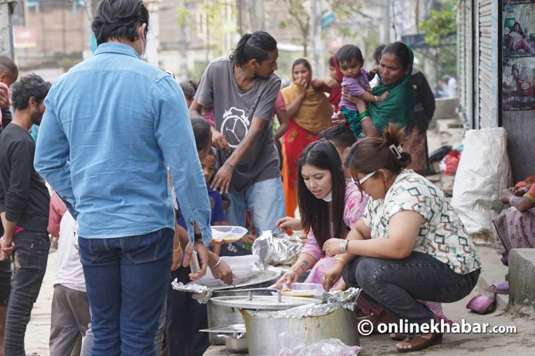 पूजा शर्माले बाँडिन् बाढीपीडितलाई निःशुल्क खाना