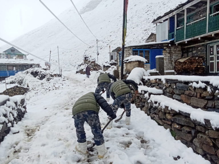 उत्तरी गोरखाको साम्दोमा हिमपात, रोकिए पर्यटक