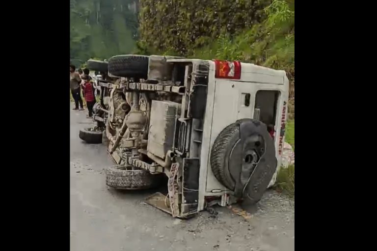 पर्वतमा बिरामी बोकेको एम्बुलेन्स दुर्घटना हुँदा ३ जना घाइते, एकजना गम्भीर