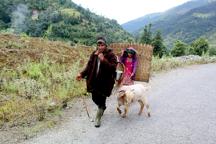 भेडाको ऊनबाट बागलुङमा उत्पादित कपडा विदेश निर्यात