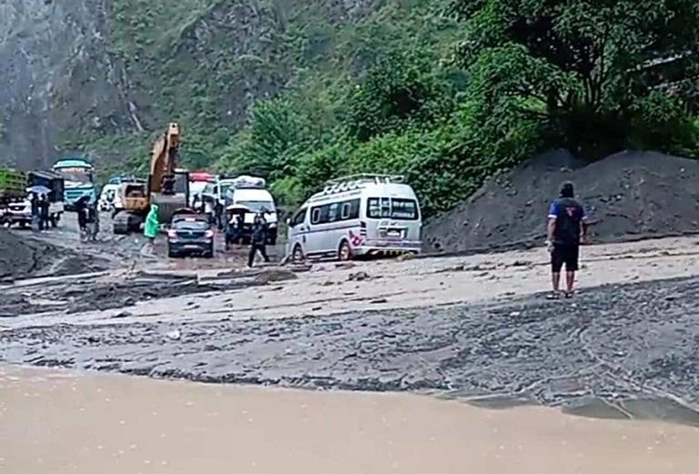 लेदोले अवरुद्ध वीपी राजमार्ग एकतर्फी खुल्यो (अपडेट)