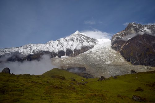 पर्यटक लोभ्याउँदै धौलागिरि आइसफल