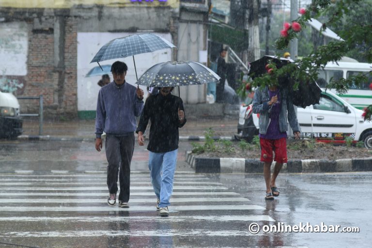 आज बेलुकादेखि वर्षा कम हुँदै जाने