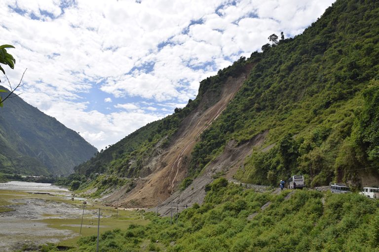 जयपृथ्वी राजमार्ग ३ दिनदेखि अवरुद्ध