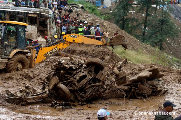 यसरी निकालिँदैछ झ्याप्लेखोलामा पुरिएको बस