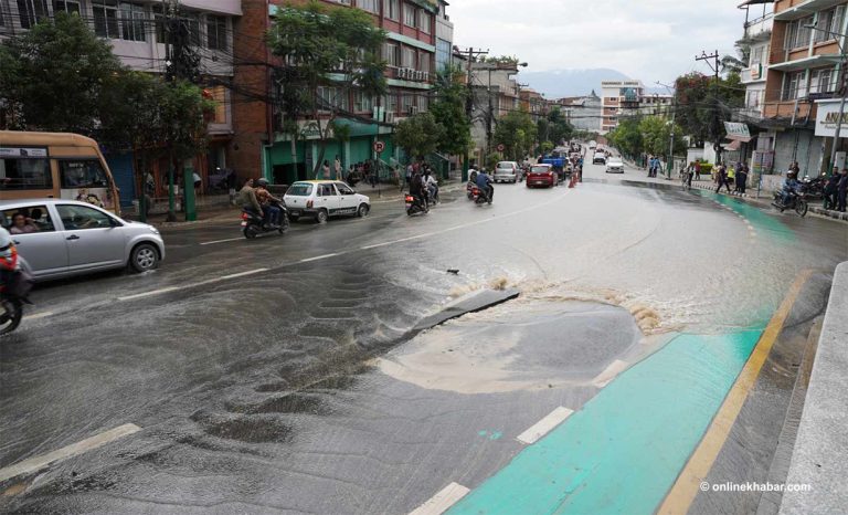 कुपण्डोलमा बीच सडक फुटेर पानी निस्कियो, सडक नै भासियो (तस्वीरहरु)