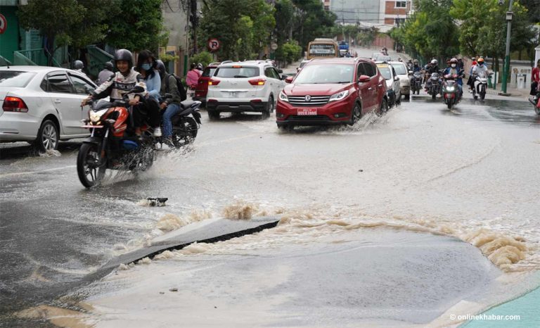 कुपण्डोलमा बीच सडक फुटेर पानी निस्कियो, सडक नै भासियो (तस्वीरहरु)