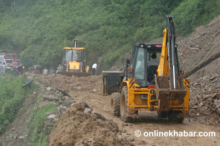 सडक खुलाउन निर्माण व्यवसायीले यन्त्र उपकरण उपलब्ध गराउने