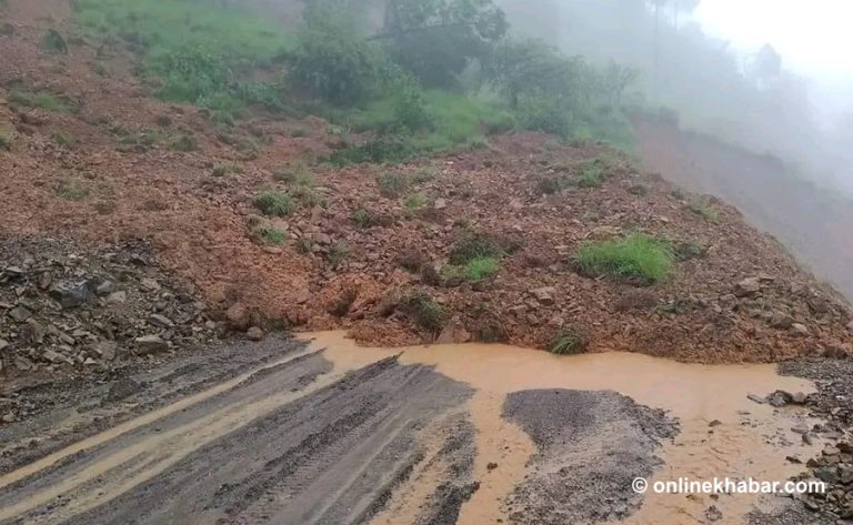 पहिरोले तम्घास रिडी सडक अवरुद्ध 