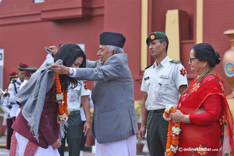 पलेशा गोवर्धन राष्ट्रपतिबाट सम्मानित (तस्वीरहरू)