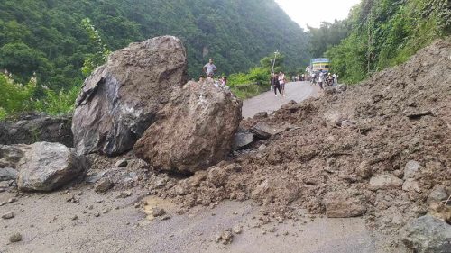 पहिरोले पृथ्वी राजमार्ग अवरुद्ध