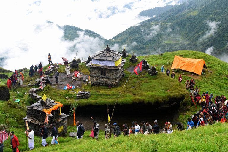 ऋखार मन्दिरको तामा भाँडोमा कहिल्यै सुक्दैन पानी !