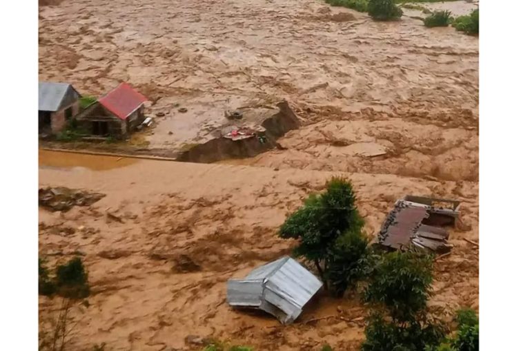 मकवानपुरको सिस्नेरीमा बाढीले ३० घर बगायो, खानीखेतका २८ घर डुबानमा