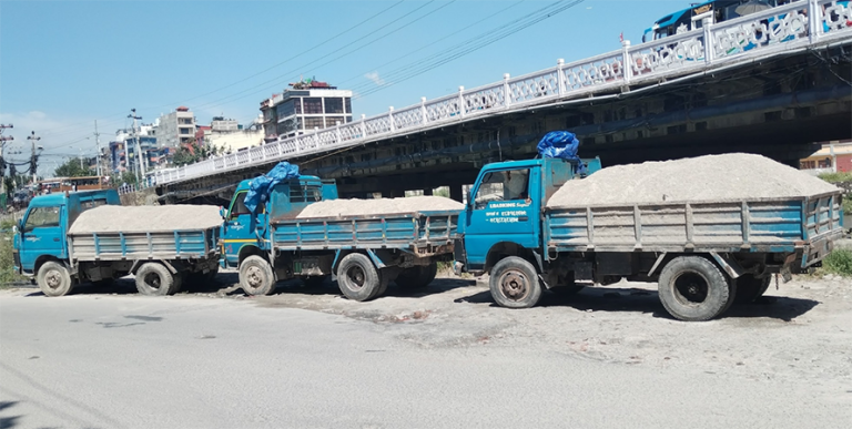 बालुवा तस्करीमा मनोहरा खोलाबाट ८ वटा मिनी टिपर नियन्त्रणमा