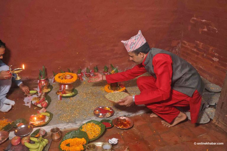 हनुमानढोकाको दशैंघरमा राखियो जमरा (तस्वीरहरू)